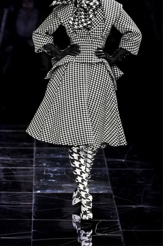 Alexander-McQueen-Houndstooth-2009